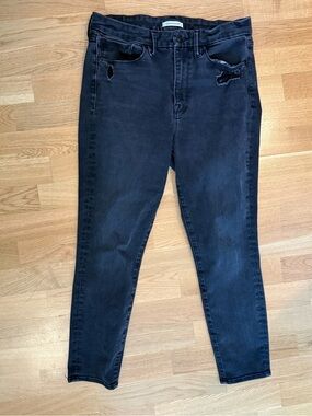 Good American Black Skinny Jeans with Subtle Distressing